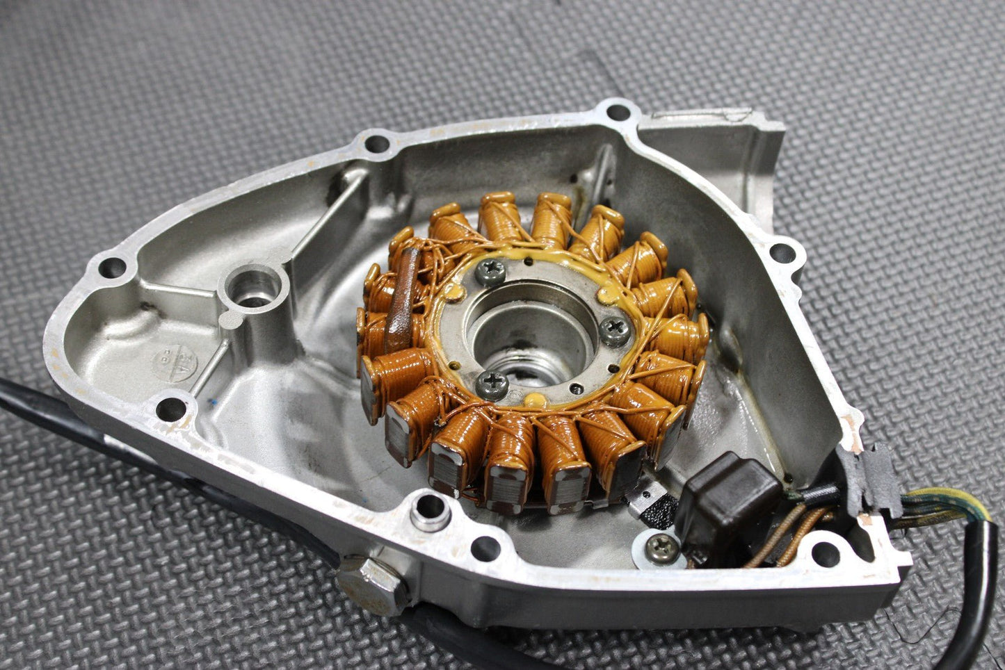 2005 SUZUKI DR200SE OEM LEFT SIDE ENGINE MOTOR STATOR GENERATOR MAGNETO COVER - hggarage