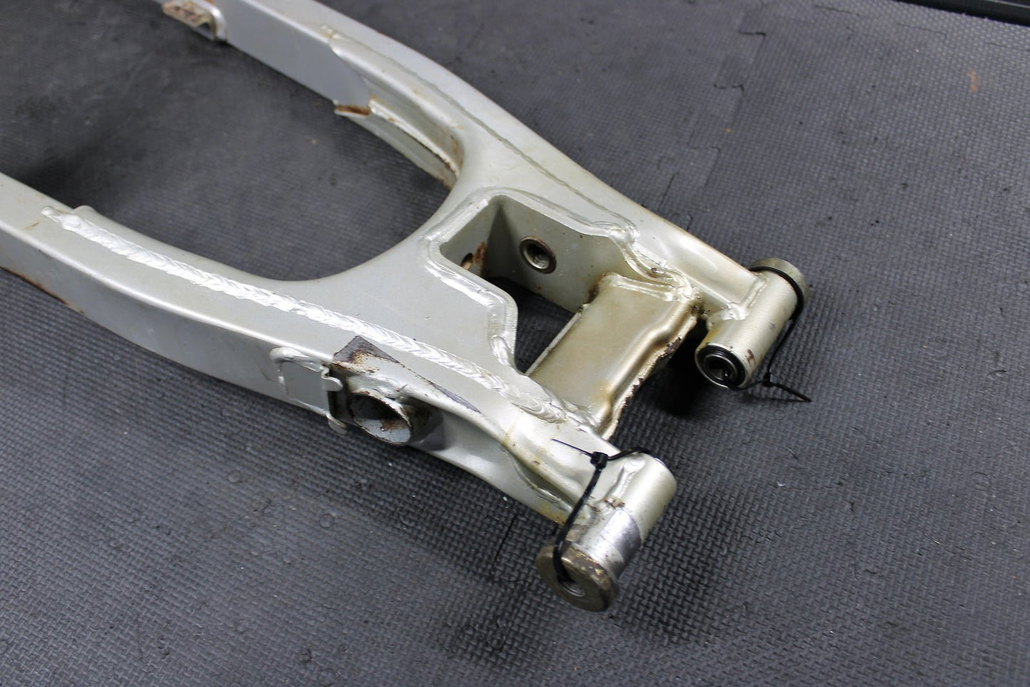 2001 YAMAHA TTR225 OEM SWINGARM SWING ARM SUSPENSION 4VW - F2110 - 10 - 35 - hggarage