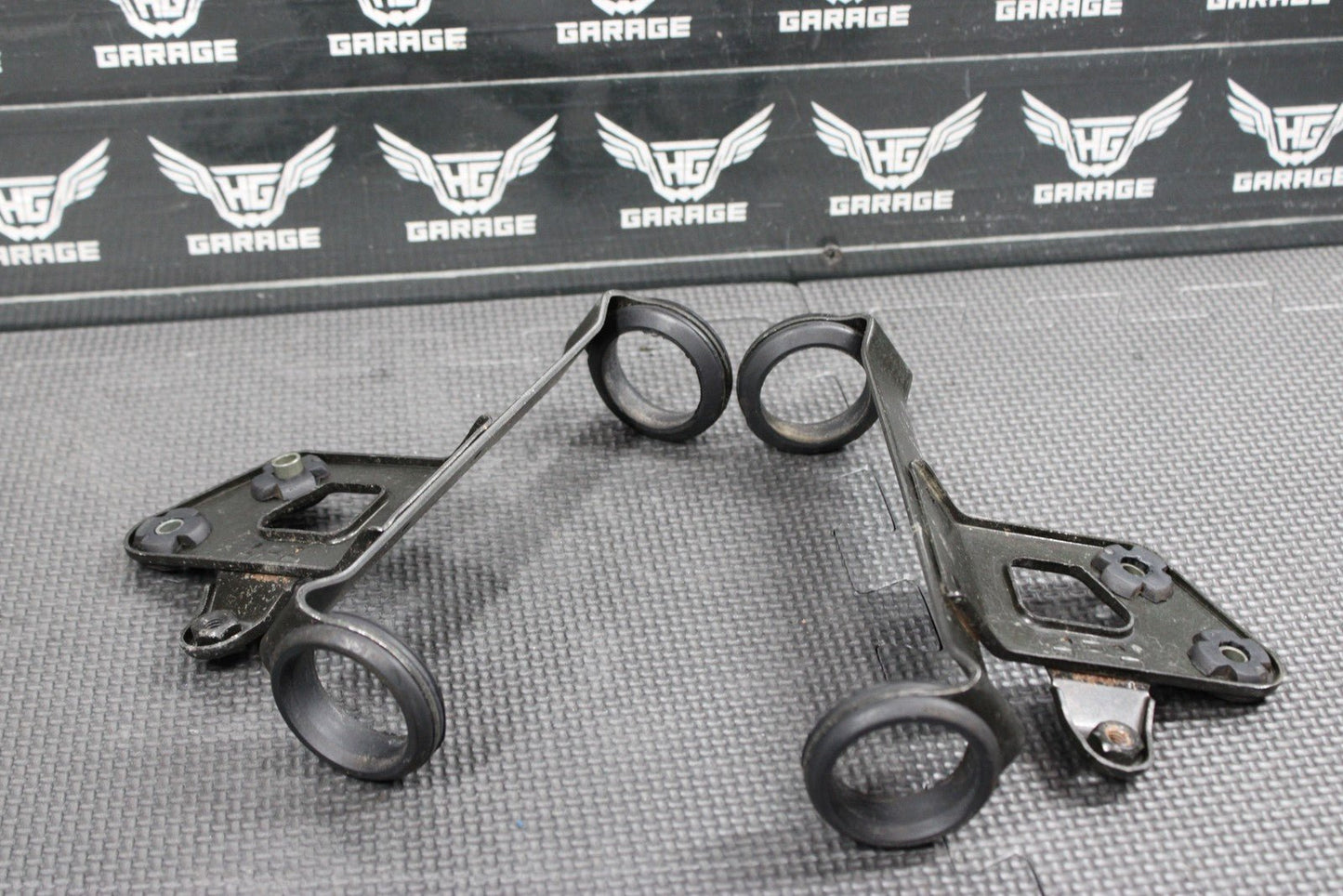 2005 SUZUKI DR200SE OEM RIGHT LEFT FRONT HEADLAMP HEADLIGHT BRACKET SUPPORT - hggarage