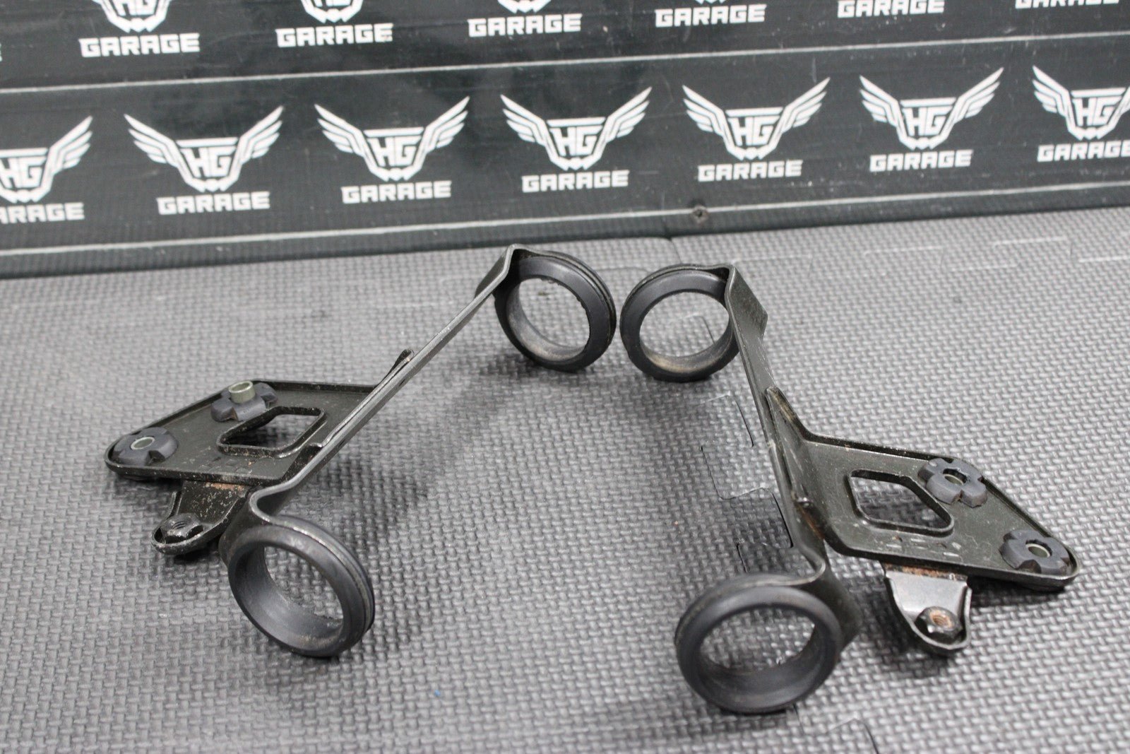 2005 SUZUKI DR200SE OEM RIGHT LEFT FRONT HEADLAMP HEADLIGHT BRACKET SUPPORT - hggarage