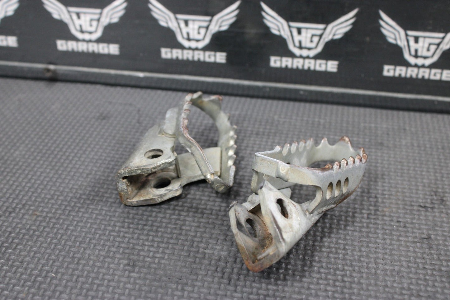2000 YAMAHA TTR125 TTR125L OEM LEFT RIGHT FOOT PEGS PEDALS FRAME STAND - hggarage
