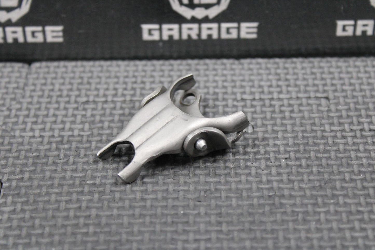 1988 88 - 91 HONDA CR250R OEM EXHAUST VALVE GOVERNOR ROCKER ARM PLATE & HOLDER - hggarage