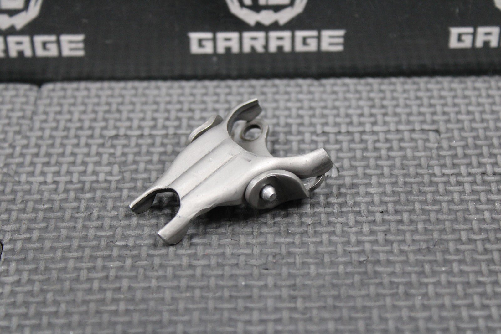 1988 88 - 91 HONDA CR250R OEM EXHAUST VALVE GOVERNOR ROCKER ARM PLATE & HOLDER - hggarage