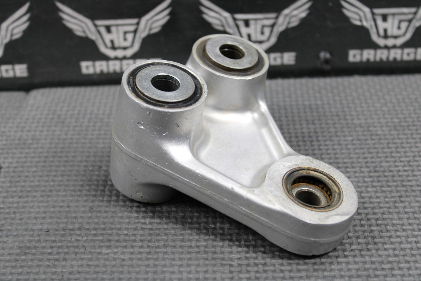2001 HONDA CR125R OEM REAR SHOCK SWINGARM LINKAGE CUSHION ARM 52465 - KZ4 - J30 - hggarage
