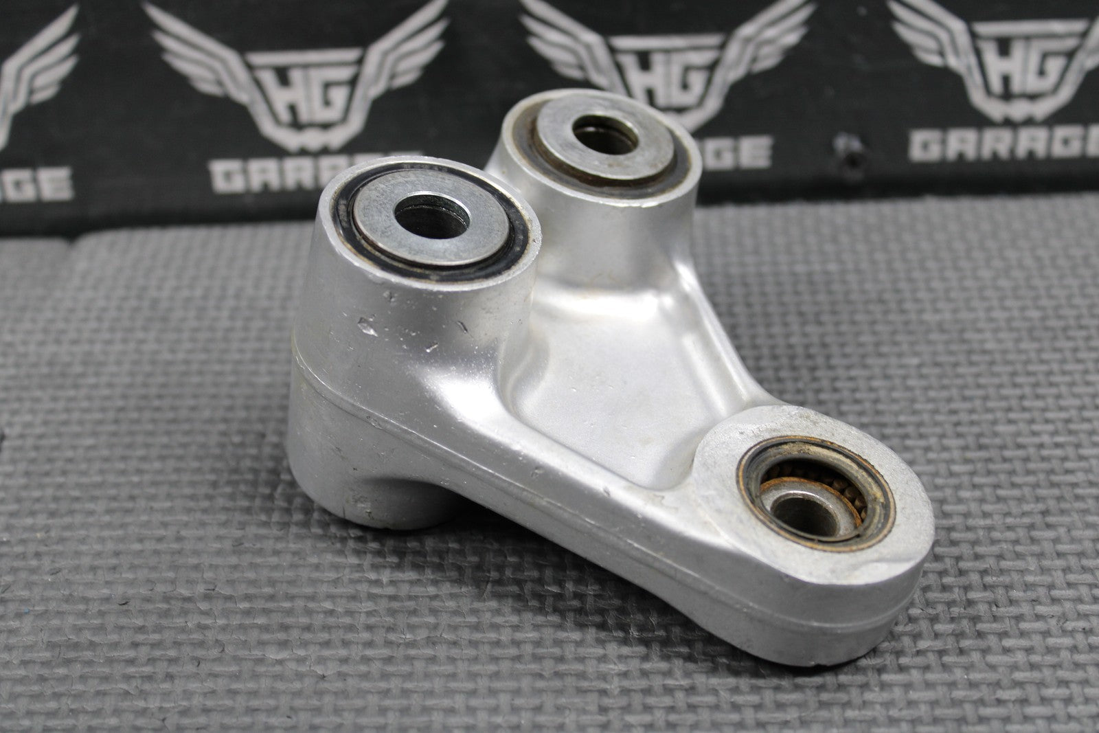 2001 HONDA CR125R OEM REAR SHOCK SWINGARM LINKAGE CUSHION ARM 52465 - KZ4 - J30 - hggarage