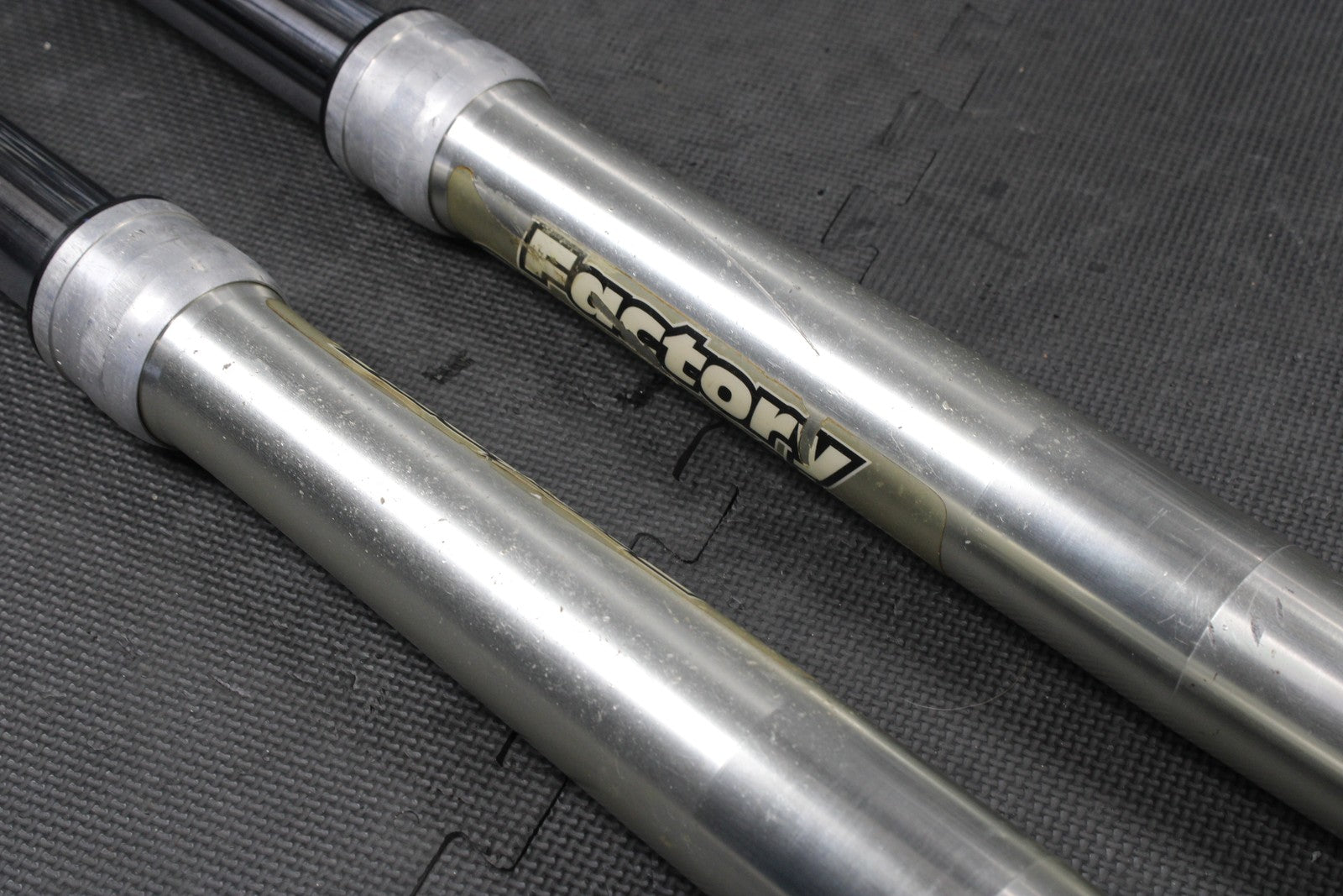 2002 YAMAHA YZ250 OEM RIGHT LEFT FRONT SUSPENSION FORKS SHOCKS 5NX - 23102 - 00 - 00 - hggarage