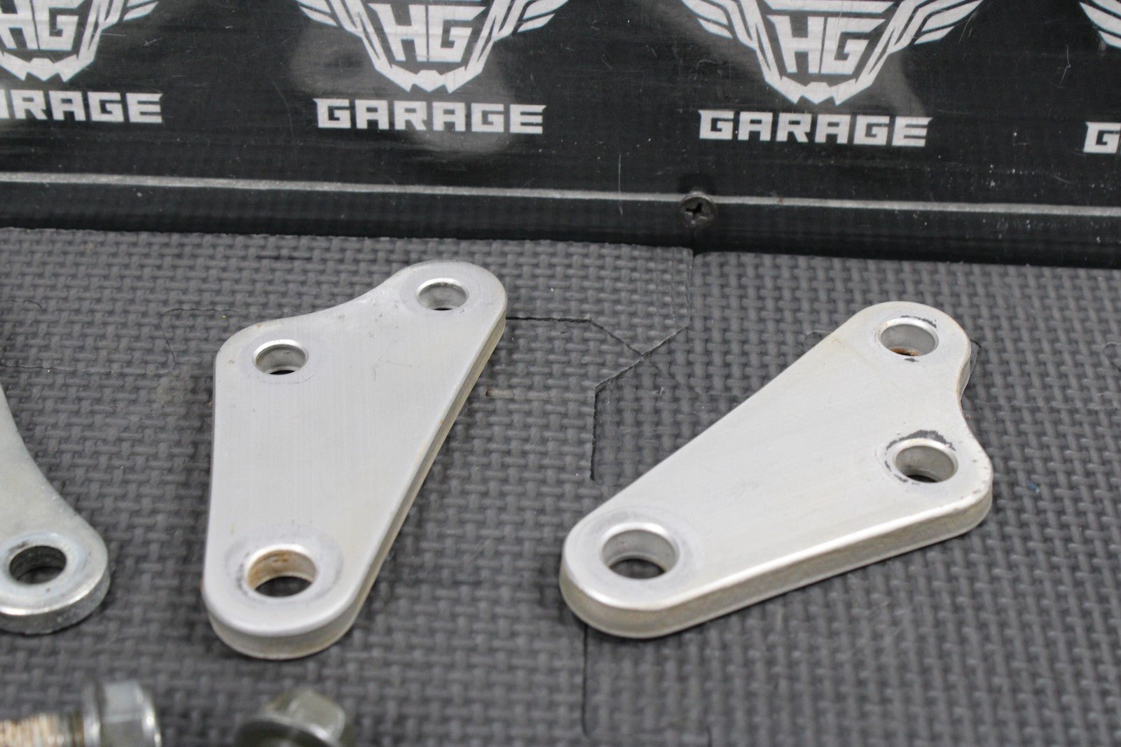 2000 SUZUKI DRZ400 DRZ400E OEM ENGINE MOTOR MOUNT STAY BRACKETS - hggarage