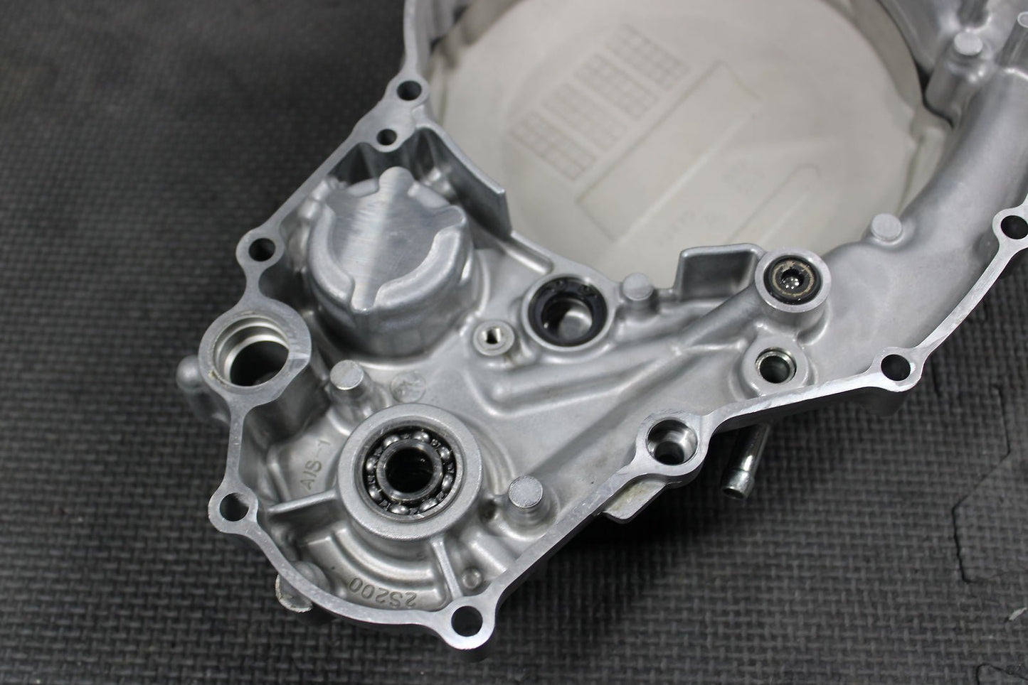 2009 YAMAHA YZ450F OEM ENGINE MOTOR SIDE CLUTCH COVER 2S2 - 15431 - 00 - 00 - hggarage
