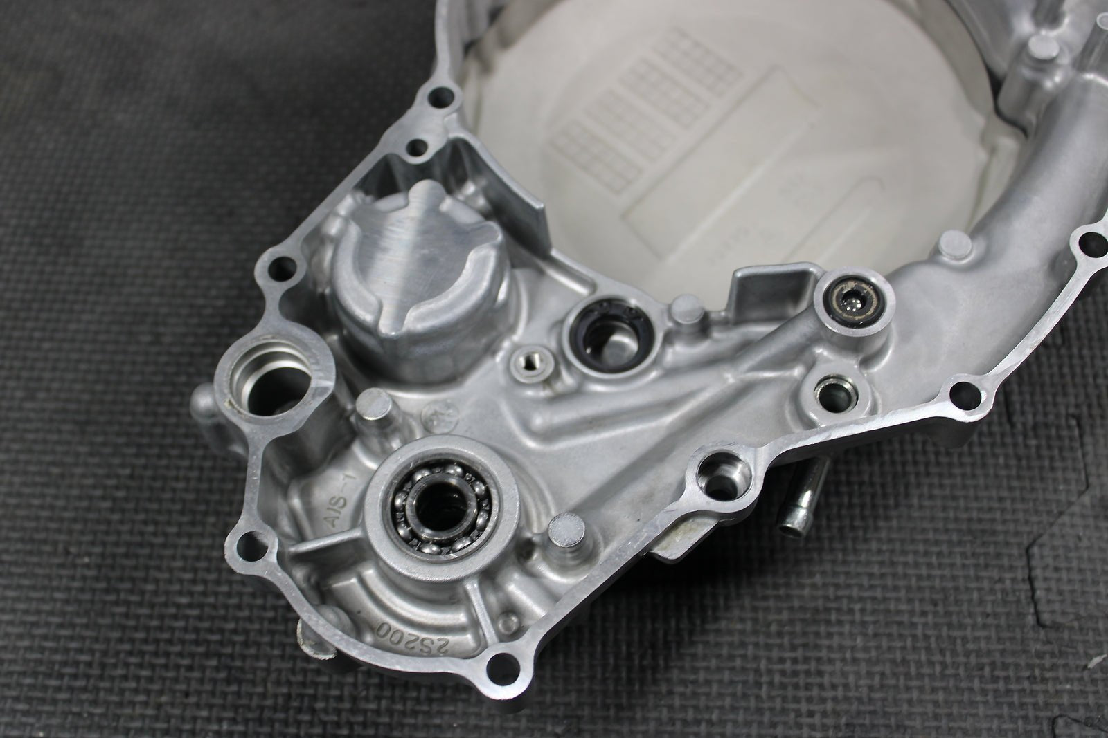 2009 YAMAHA YZ450F OEM ENGINE MOTOR SIDE CLUTCH COVER 2S2 - 15431 - 00 - 00 - hggarage