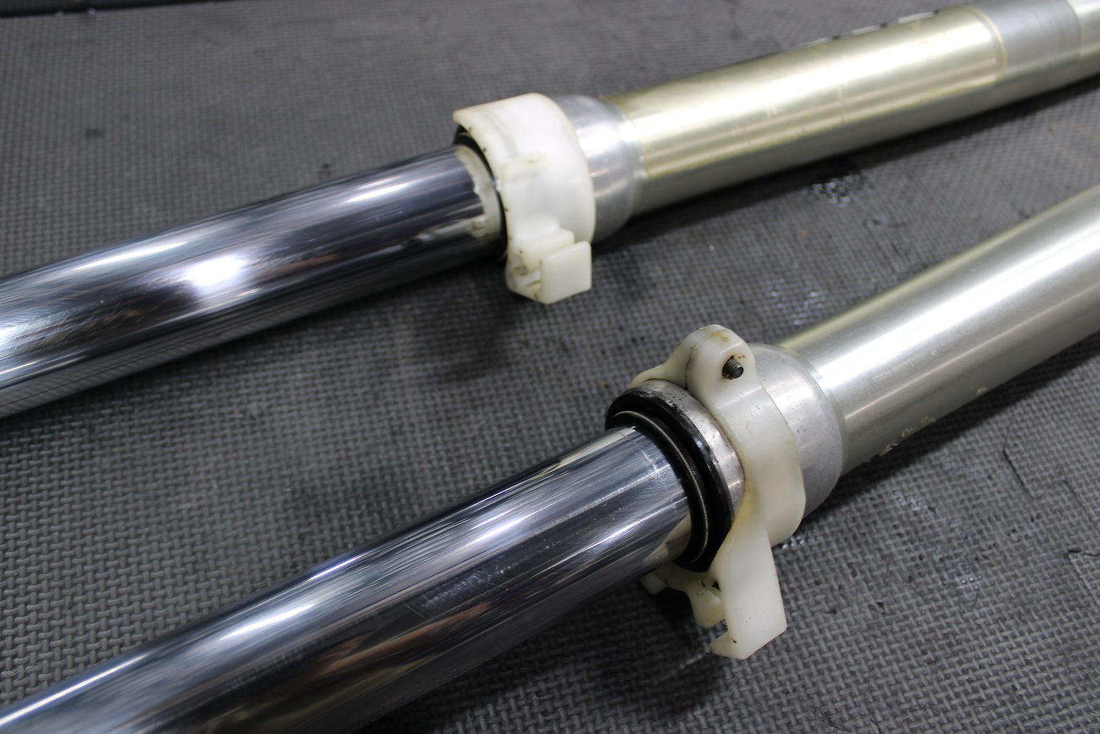 2000 Yamaha YZ250 OEM KYB Right Left Front Suspension Forks Shocks 5HC - 23102 - 00 - hggarage