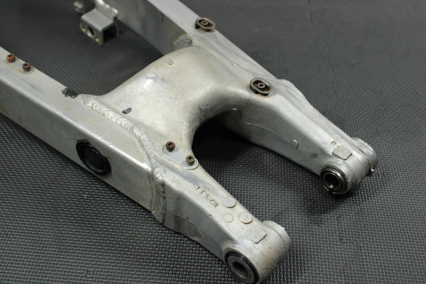 1993 Honda CR250R OEM Swingarm Swing Arm Suspension 52100 - KZ3 - 890ZA - hggarage