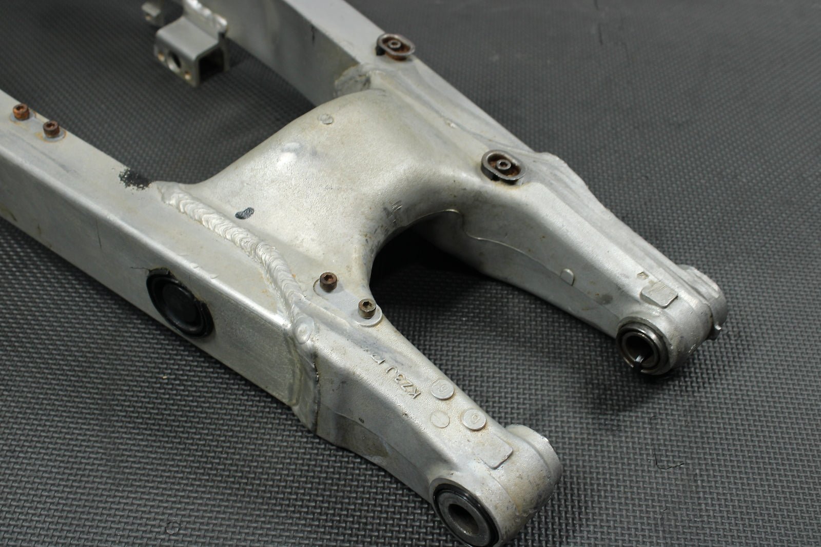1993 Honda CR250R OEM Swingarm Swing Arm Suspension 52100 - KZ3 - 890ZA - hggarage