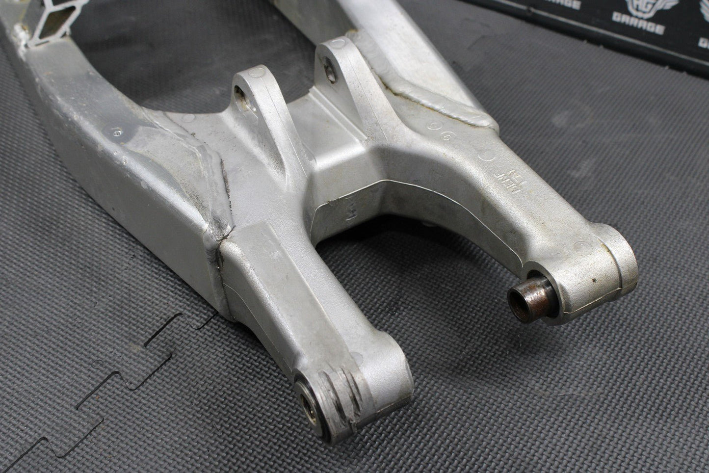 2006 HONDA CRF250R OEM SWINGARM SWING ARM SUSPENSION 52200 - KRN - 840 - hggarage