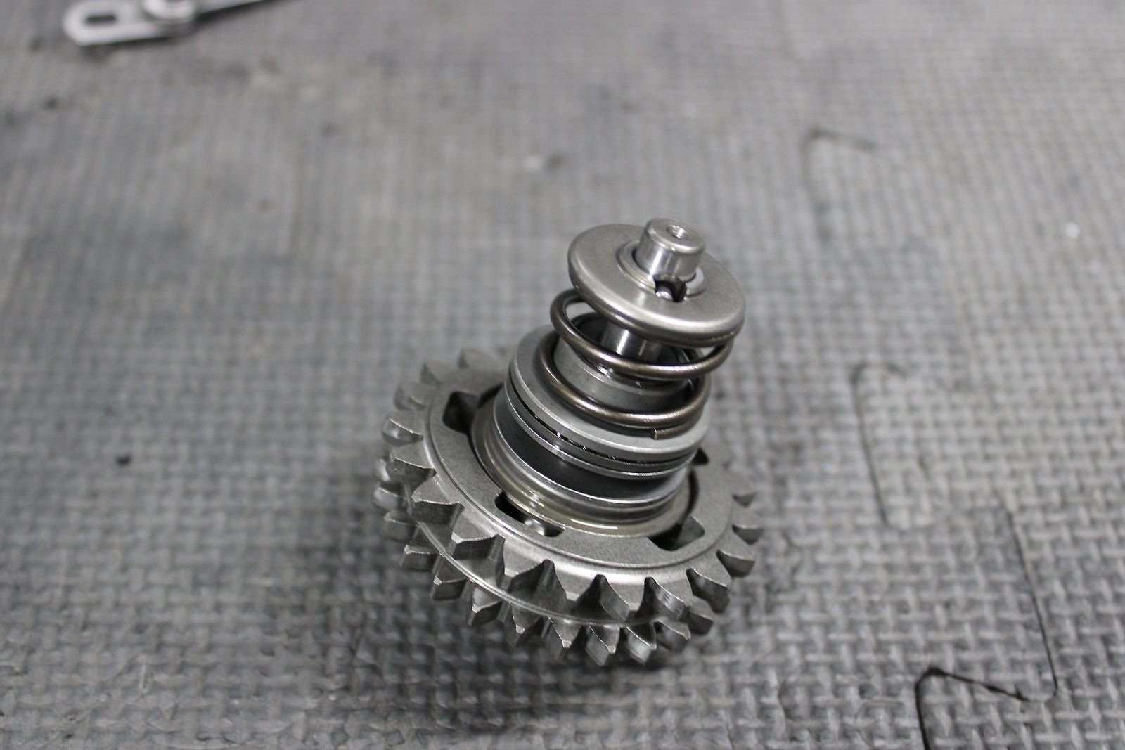 2004 Suzuki 01 - 06 RM250 OEM Engine Powervalve Exhuast Valve Linkage Governor - hggarage