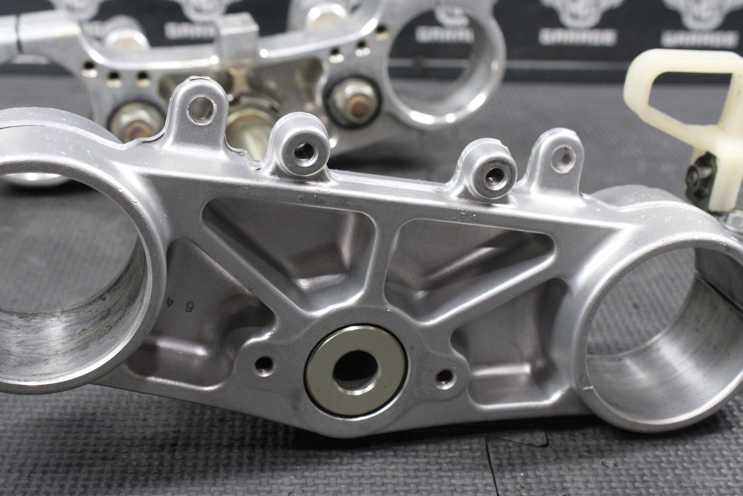 2002 YAMAHA YZ250 OEM FRONT FORKS LOWER BILLET UPPER TRIPLE TREE STEM CLAMP - hggarage