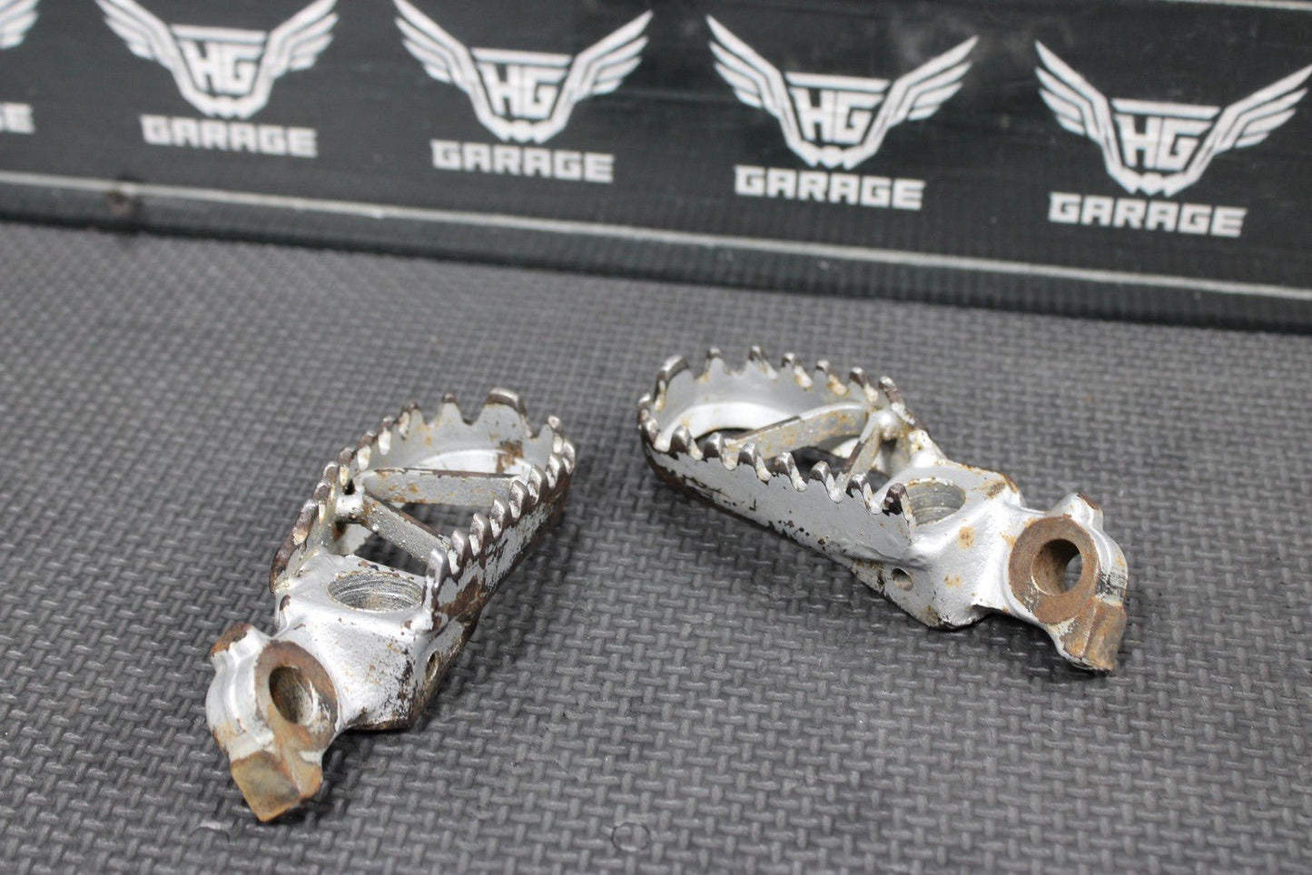 1996 KAWASAKI KX125 OEM FOOT PEGS PEDALS FRAME STAND PEDAL FOOTREST 34028 - 1332 - C - hggarage