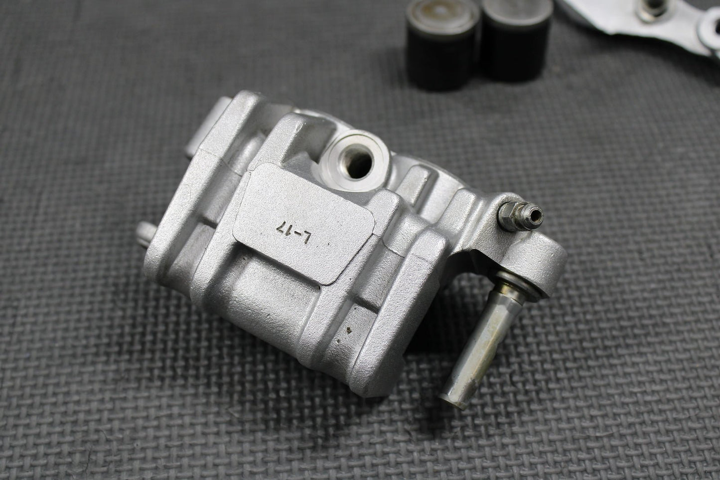 1995 HONDA CR250R OEM NISSIN FRONT BRAKE CALIPER & BRACKET 45150 - MAC - 681 NICE - hggarage