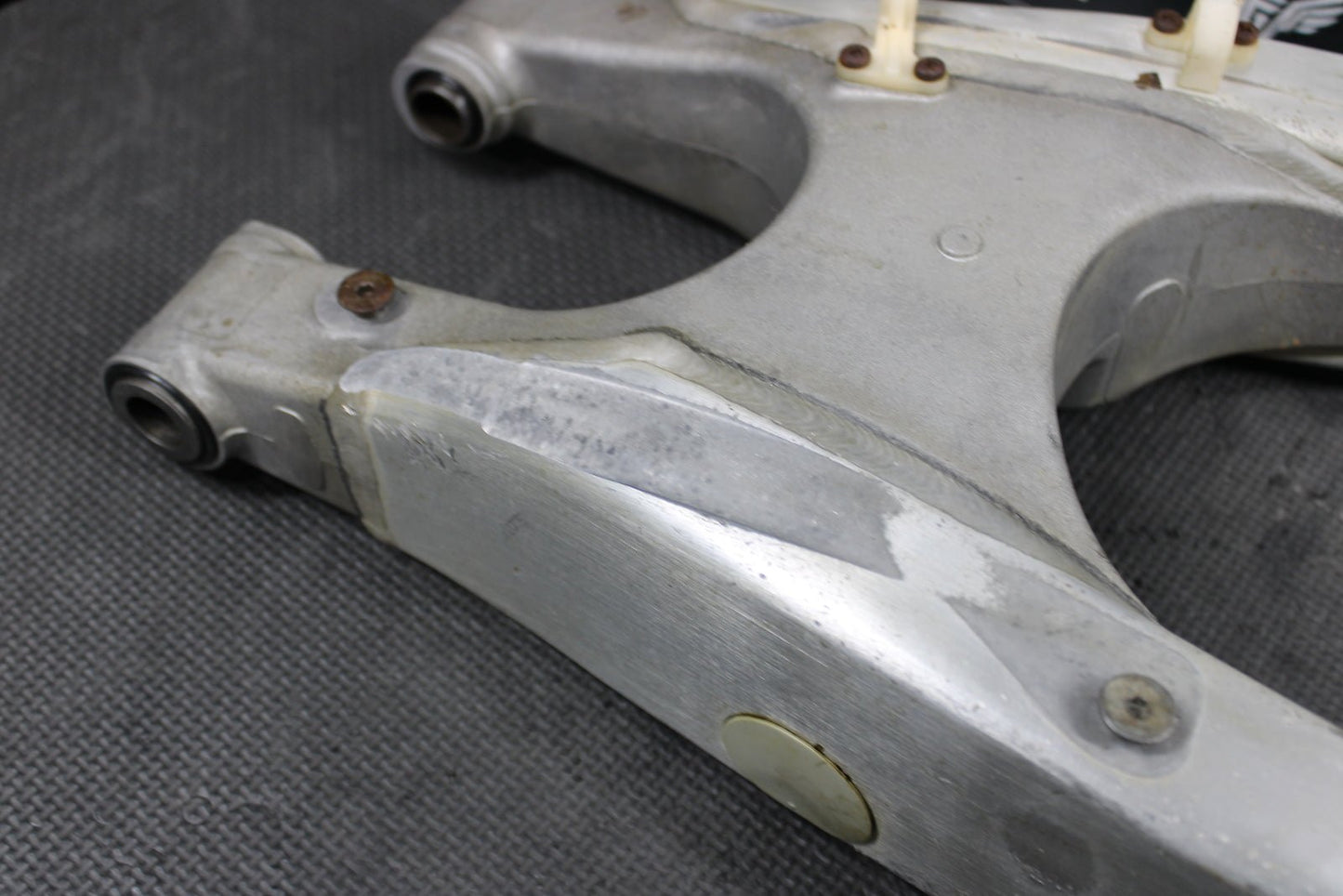 2005 Yamaha YZ250F OEM Swingarm Swing Arm Suspension 1C3 - 22110 - 00 - 00 - hggarage