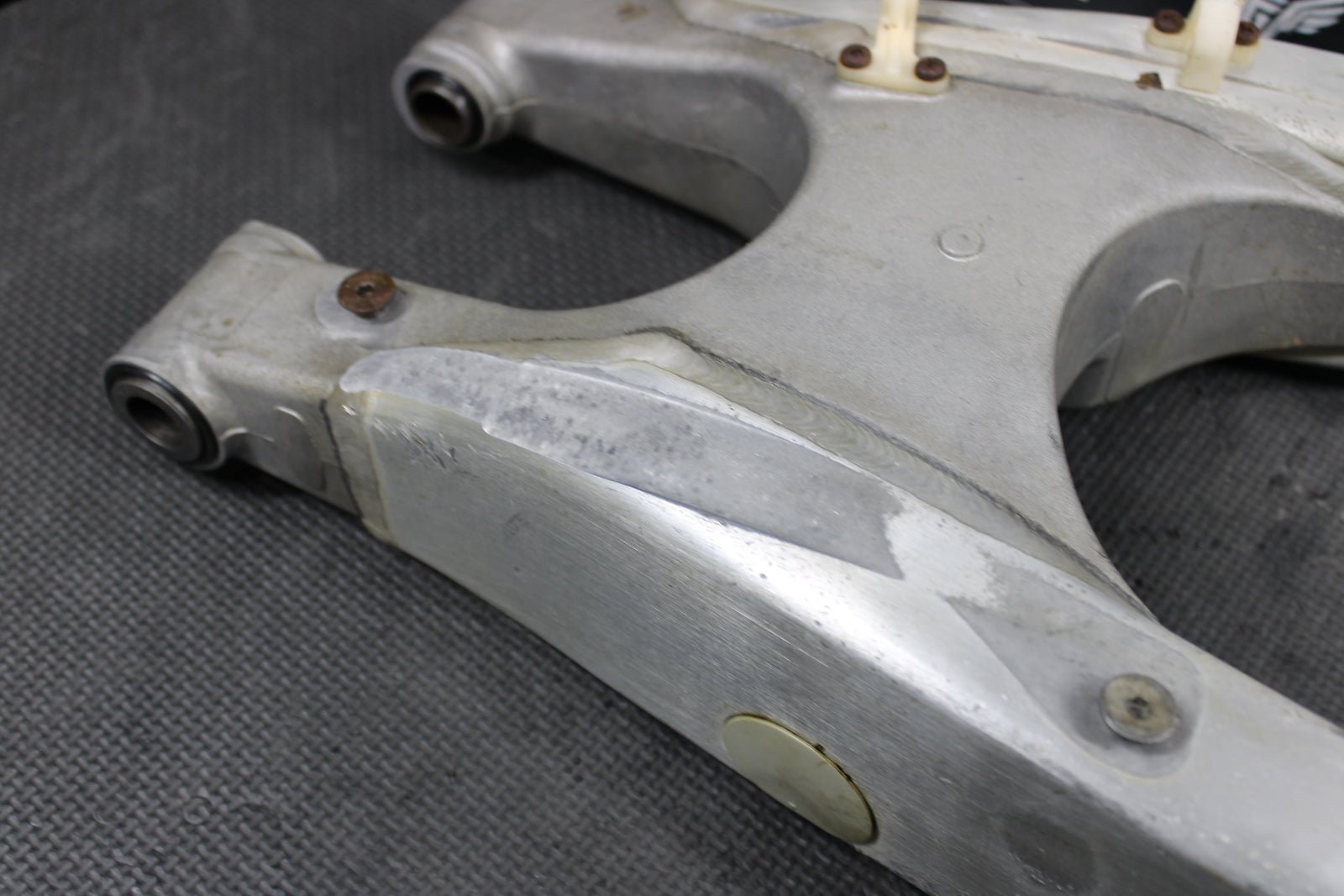 2005 Yamaha YZ250F OEM Swingarm Swing Arm Suspension 1C3 - 22110 - 00 - 00 - hggarage