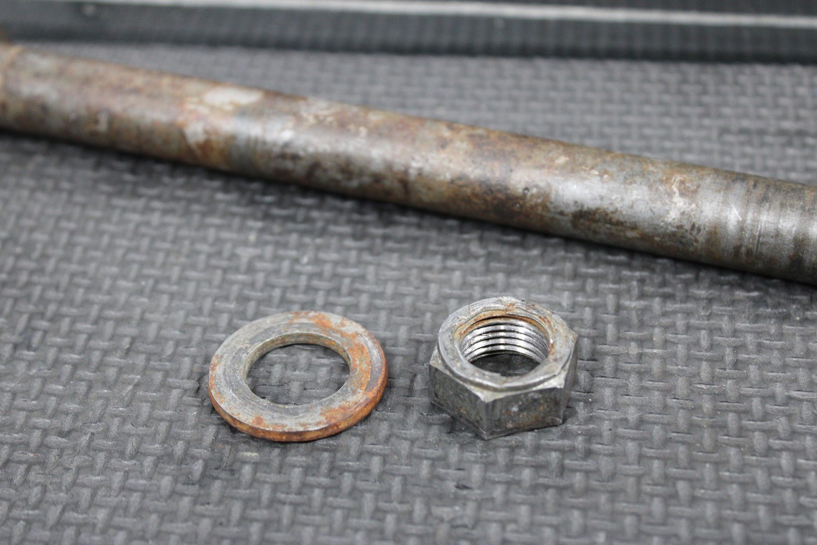 1996 SUZUKI RM250 OEM REAR BACK SWINGARM BOLT SUSPENSION PIVOT AXLE 61211 - 28C00 - hggarage