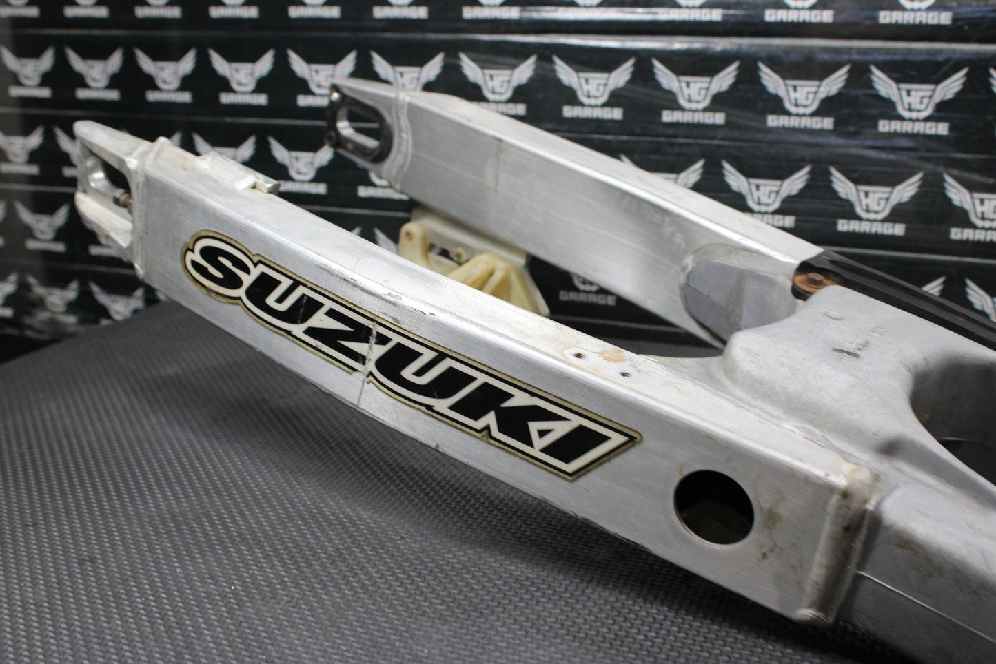 1996 SUZUKI RM250 OEM MODEL T SWINGARM SWING ARM SUSPENSION 61000 - 36E00 - hggarage