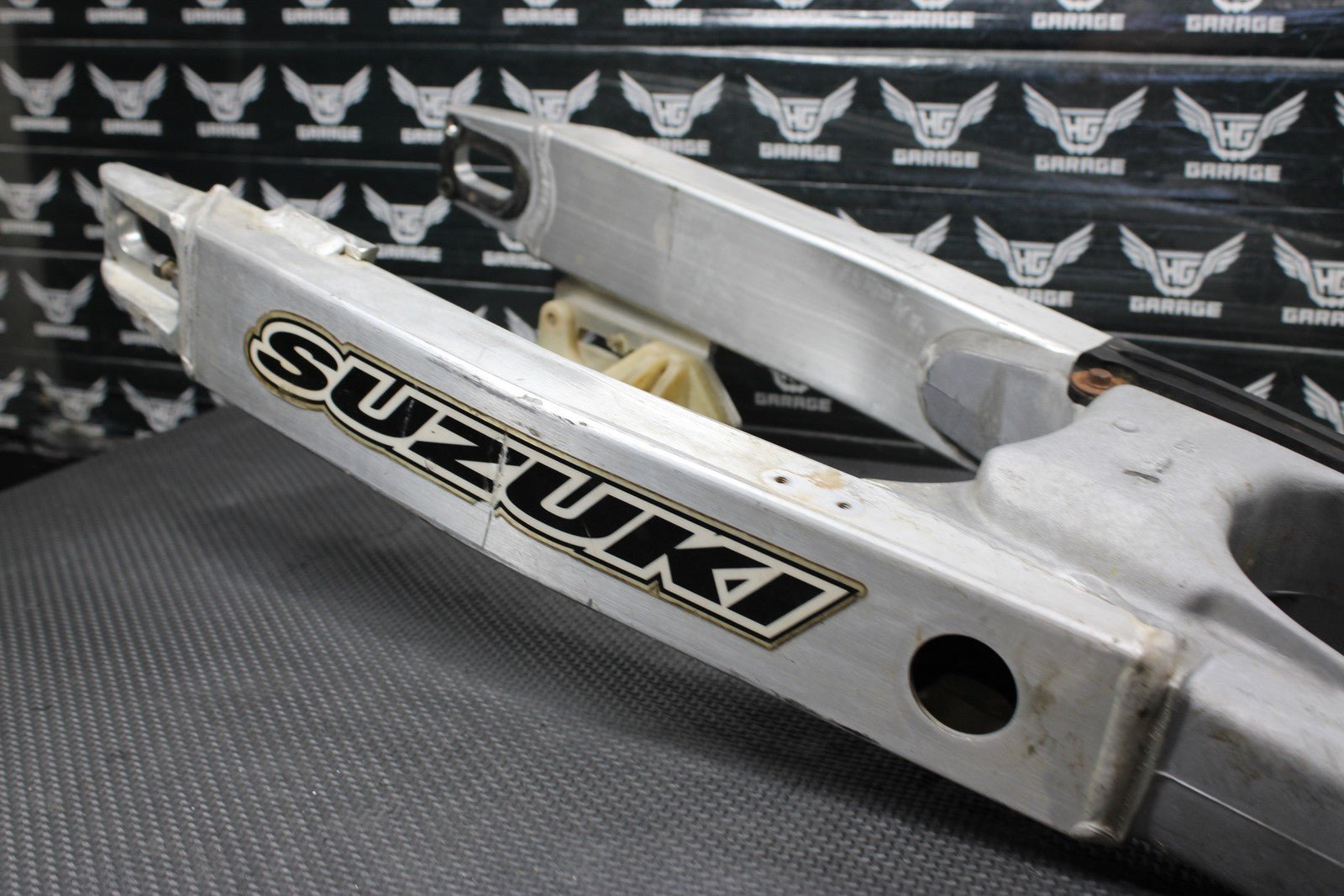 1996 SUZUKI RM250 OEM MODEL T SWINGARM SWING ARM SUSPENSION 61000 - 36E00 - hggarage