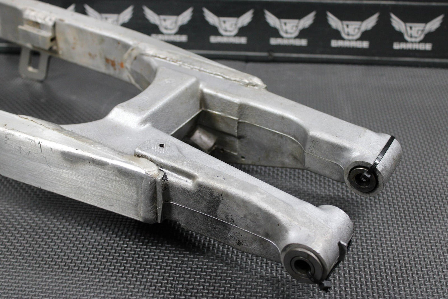 2001 SUZUKI RM80 OEM SWINGARM SWING ARM SUSPENSION 61000 - 03B21 - hggarage