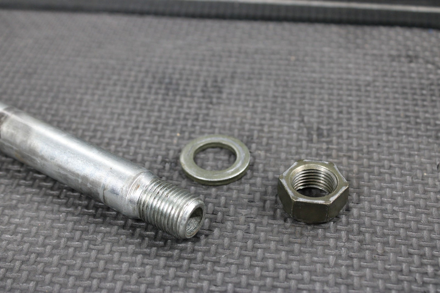 2005 YAMAHA YZ450F OEM REAR BACK SWINGARM BOLT SUSPENSION PIVOT MINT! - hggarage