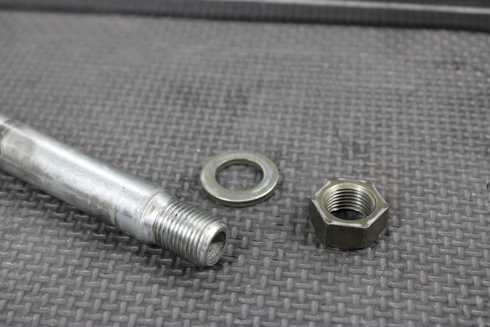 2005 YAMAHA YZ450F OEM REAR BACK SWINGARM BOLT SUSPENSION PIVOT MINT! - hggarage