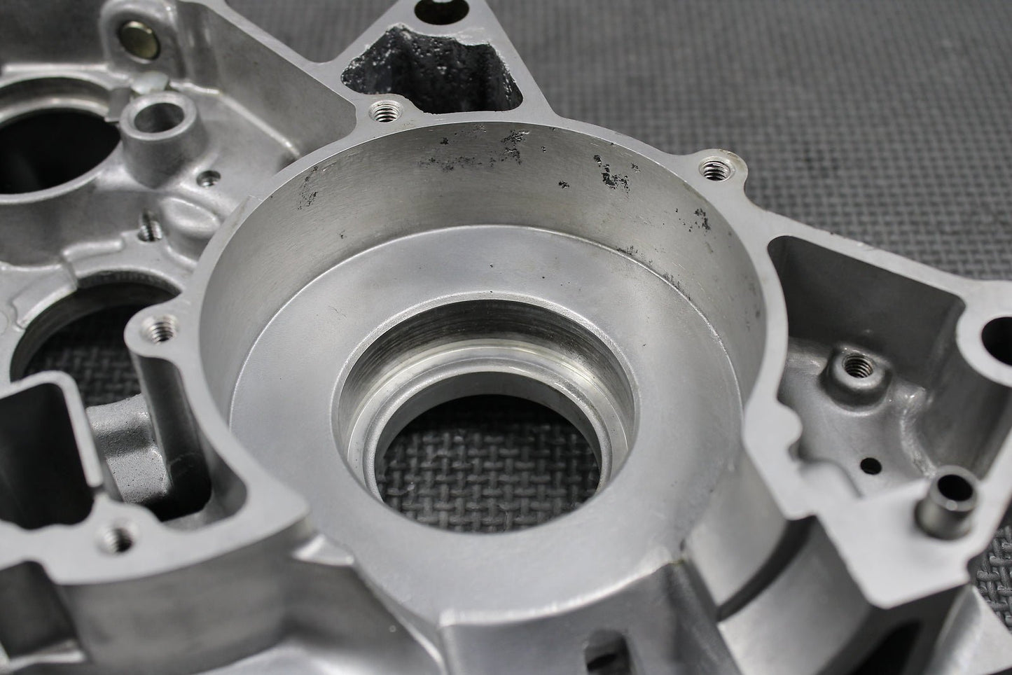 2000 99 - 02 HONDA CR125R OEM RIGHT ENGINE MOTOR CRANKCASE CRANK CASE 11100 - KZ4 - L1 - hggarage