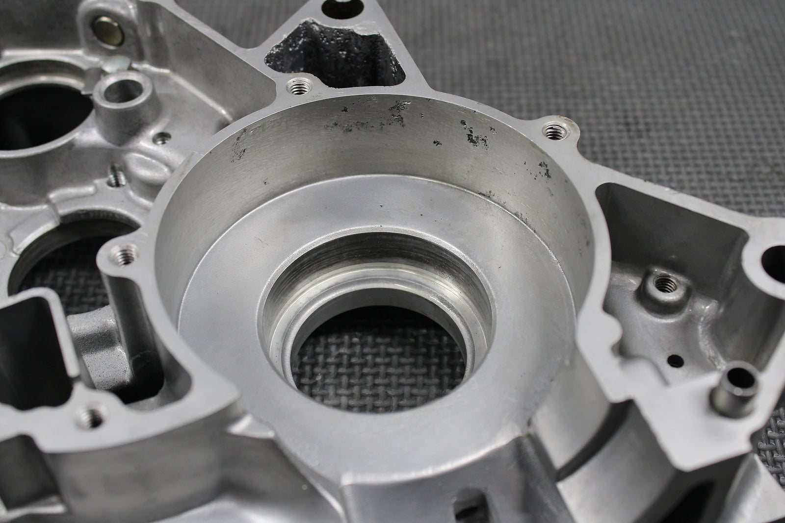 2000 99 - 02 HONDA CR125R OEM RIGHT ENGINE MOTOR CRANKCASE CRANK CASE 11100 - KZ4 - L1 - hggarage