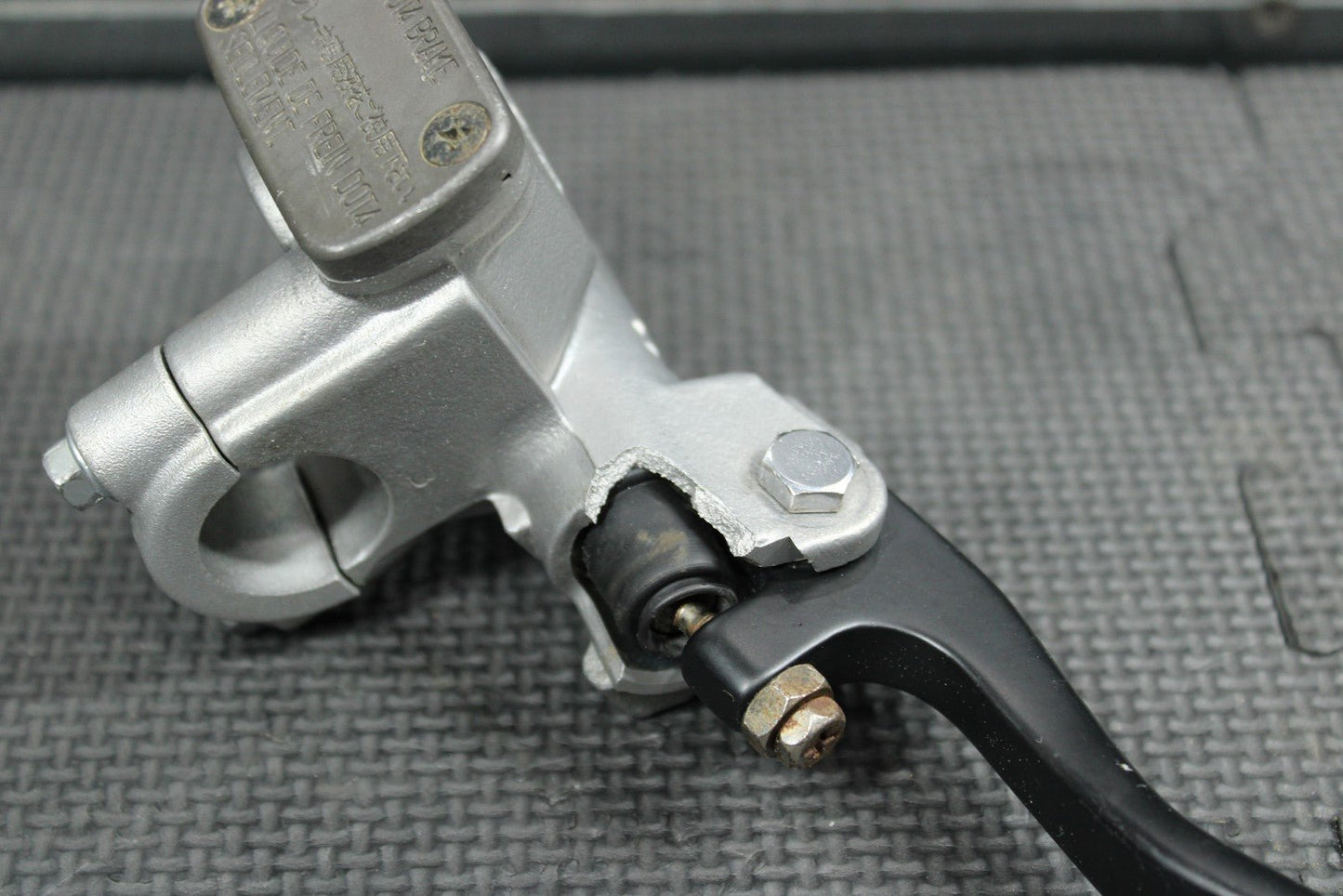 2005 HONDA CR125R OEM NISSIN FRONT BRAKE MASTER CYLINDER W/ LEVER 45510 - MEY - 305 - hggarage