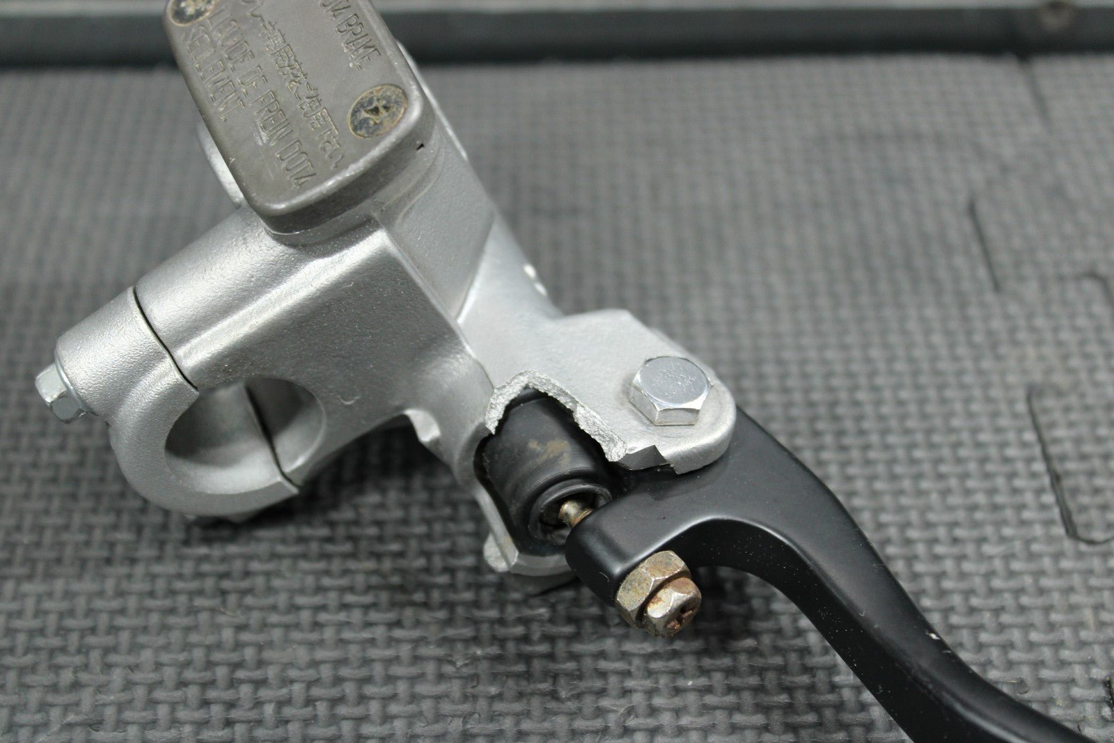 2005 HONDA CR125R OEM NISSIN FRONT BRAKE MASTER CYLINDER W/ LEVER 45510 - MEY - 305 - hggarage
