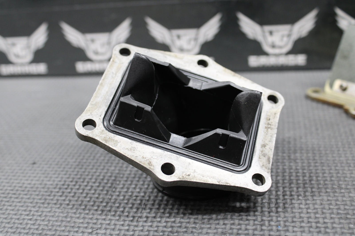 1995 1996 HONDA CR250R OEM INTAKE CARB BOOT INSULATOR REED BLOCK 16221 - KZ3 - B10 - hggarage