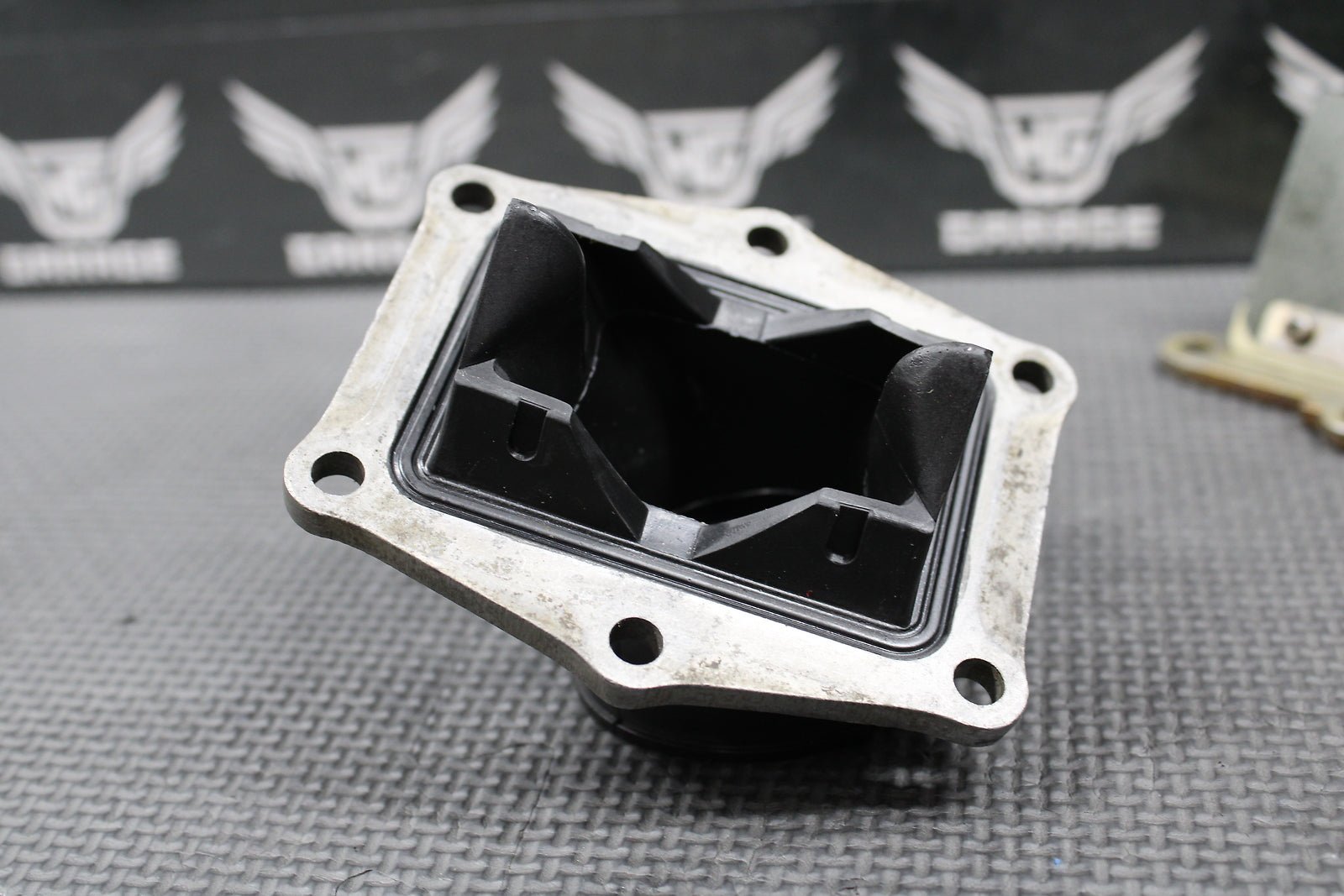 1995 1996 HONDA CR250R OEM INTAKE CARB BOOT INSULATOR REED BLOCK 16221 - KZ3 - B10 - hggarage