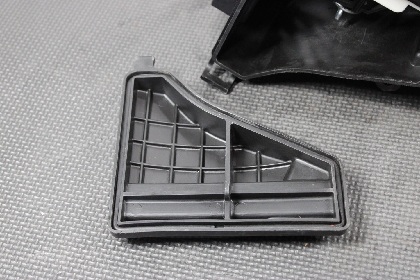 2000 YAMAHA TTR125L 00 - 03 OEM AIRBOX INTAKE AIR CLEANER CASE 5HP - 14411 - 01 - 00 - hggarage