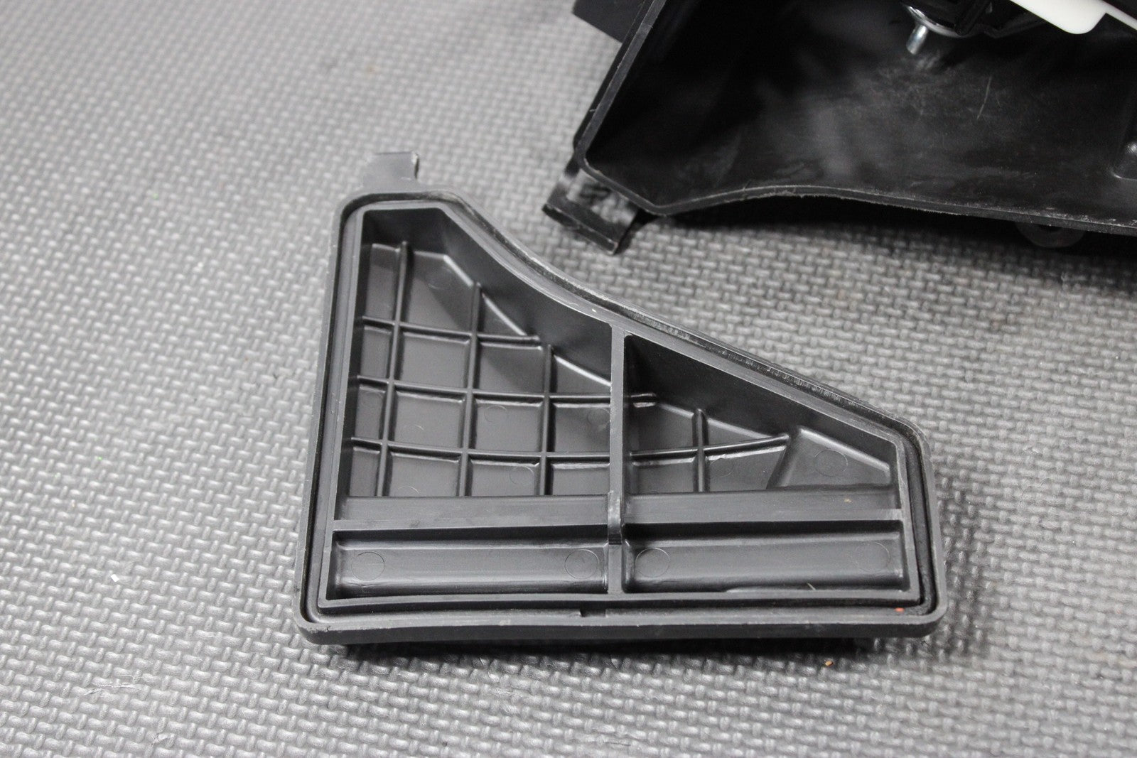 2000 YAMAHA TTR125L 00 - 03 OEM AIRBOX INTAKE AIR CLEANER CASE 5HP - 14411 - 01 - 00 - hggarage