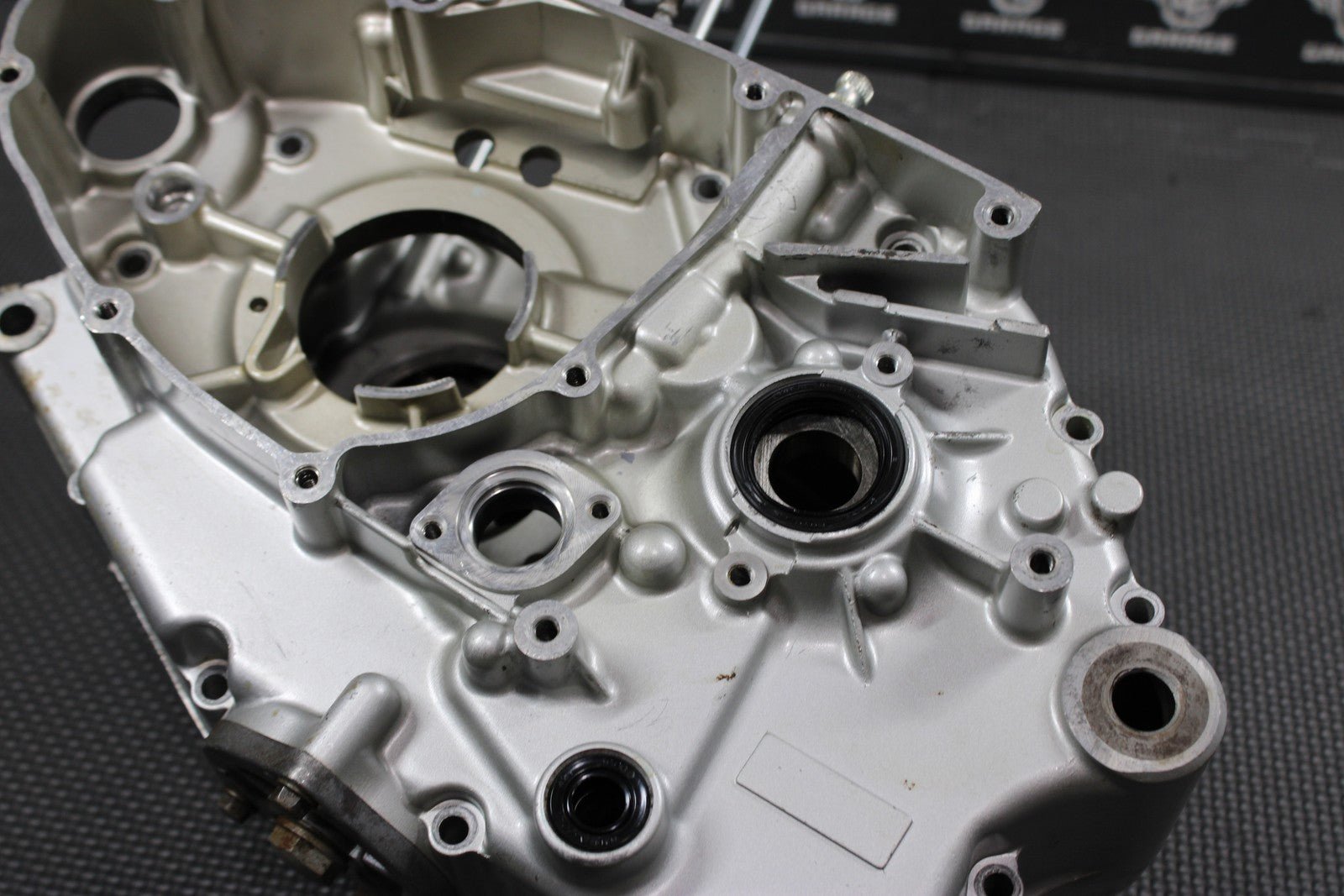 2005 SUZUKI DR200SE K5 OEM LEFT RIGHT ENGINE MOTOR CRANKCASE CRANK CASES BLOCK - hggarage