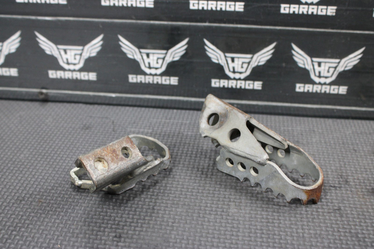 2000 YAMAHA TTR125 TTR125L OEM LEFT RIGHT FOOT PEGS PEDALS FRAME STAND - hggarage