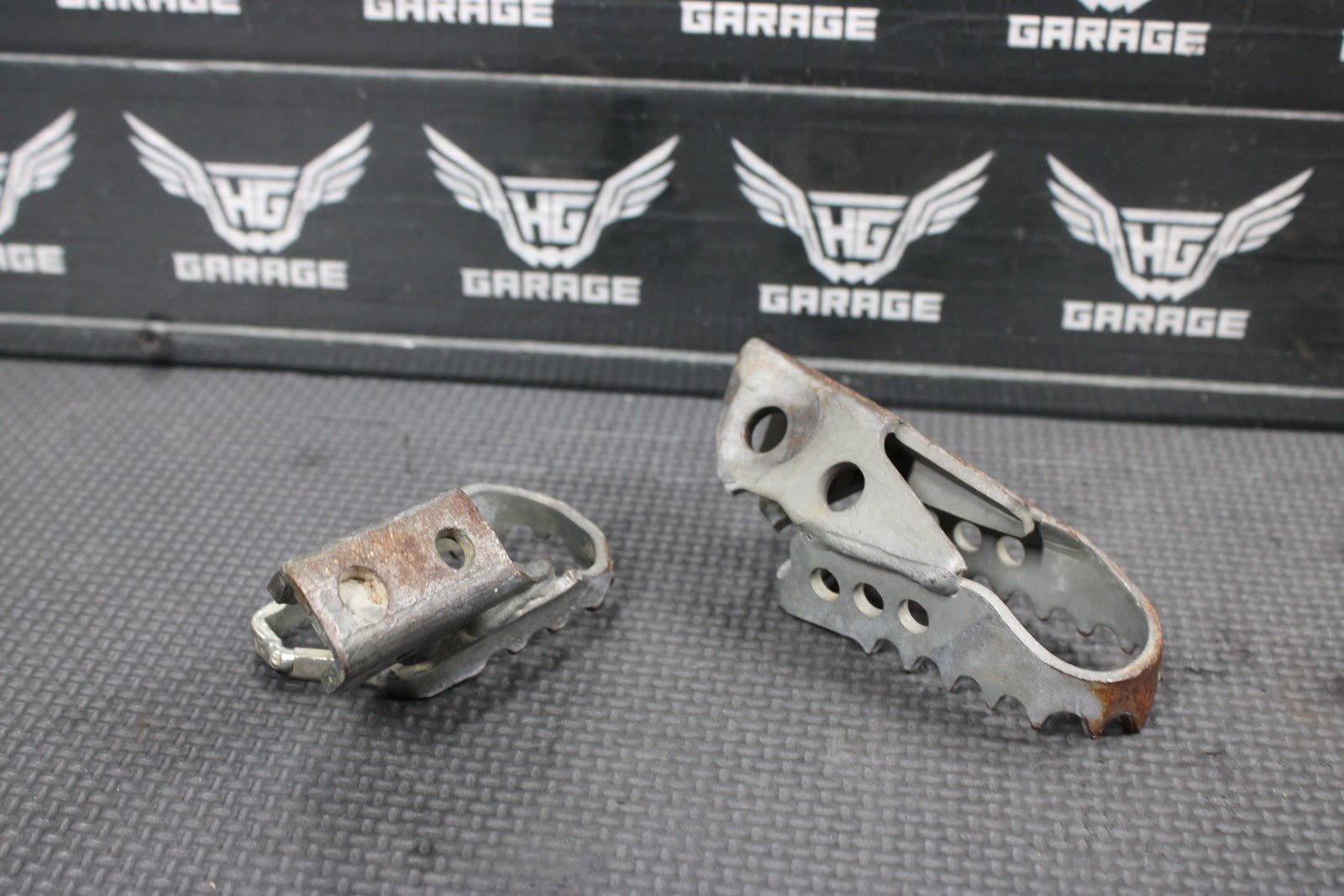2000 YAMAHA TTR125 TTR125L OEM LEFT RIGHT FOOT PEGS PEDALS FRAME STAND - hggarage