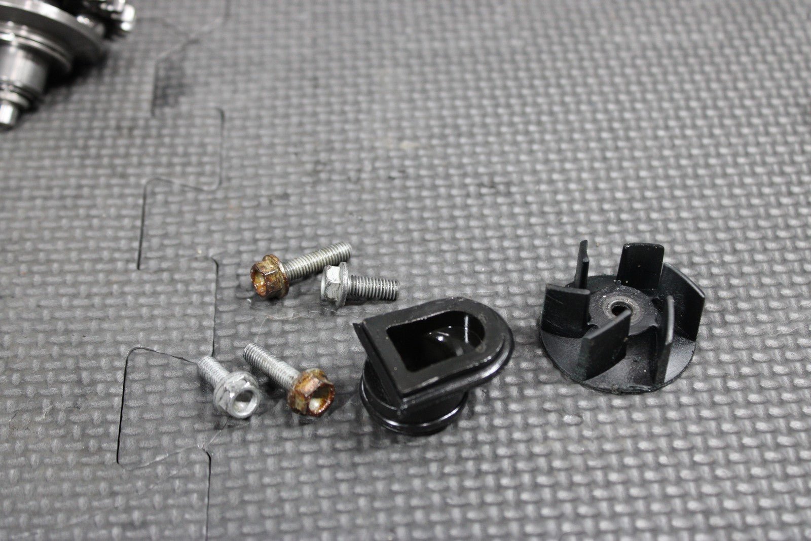 2000 KTM 250 EXC OEM ENGINE POWERVALVE EXHUAST VALVE LINKAGE GOVERNOR - hggarage
