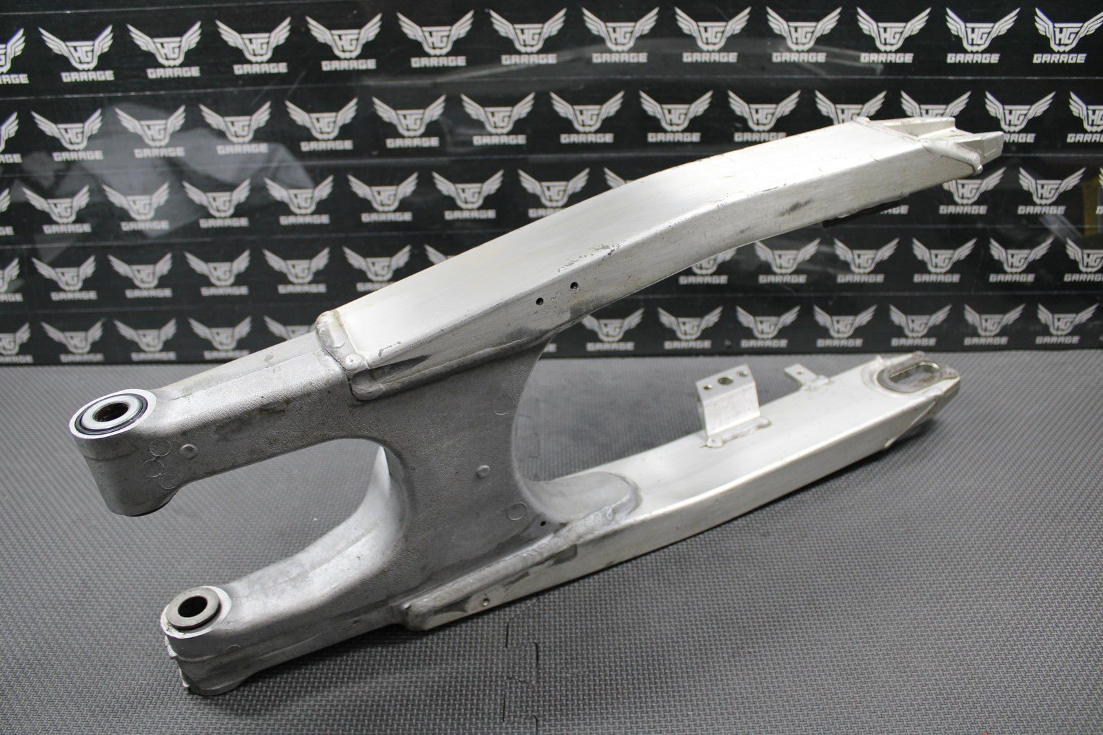 1999 SUZUKI RM125 RM250 OEM SWINGARM SWING ARM SUSPENSION 61000 - 37E10 NICE! - hggarage