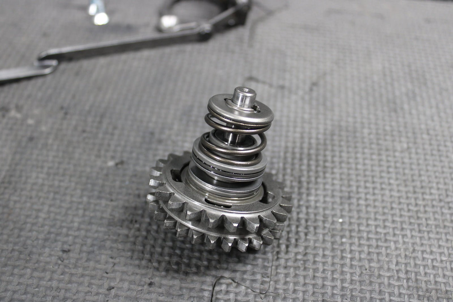 2004 Suzuki 01 - 06 RM250 OEM Engine Powervalve Exhuast Valve Linkage Governor - hggarage