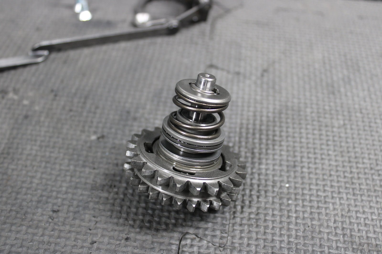 2004 Suzuki 01 - 06 RM250 OEM Engine Powervalve Exhuast Valve Linkage Governor - hggarage