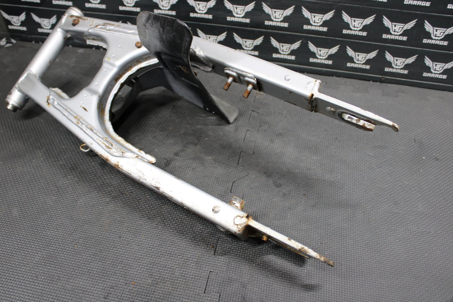1998 HONDA XR200R 1991 / 93 - 99 OEM SWINGARM SWING ARM SUSPENSION 52100 - KT0 - 870 - hggarage