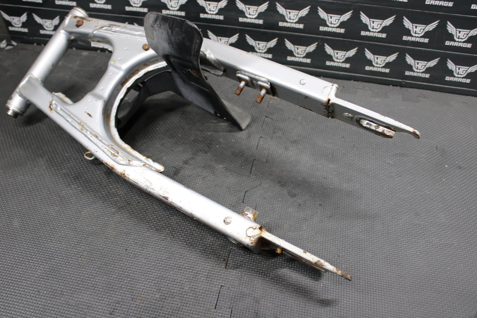 1998 HONDA XR200R 1991 / 93 - 99 OEM SWINGARM SWING ARM SUSPENSION 52100 - KT0 - 870 - hggarage