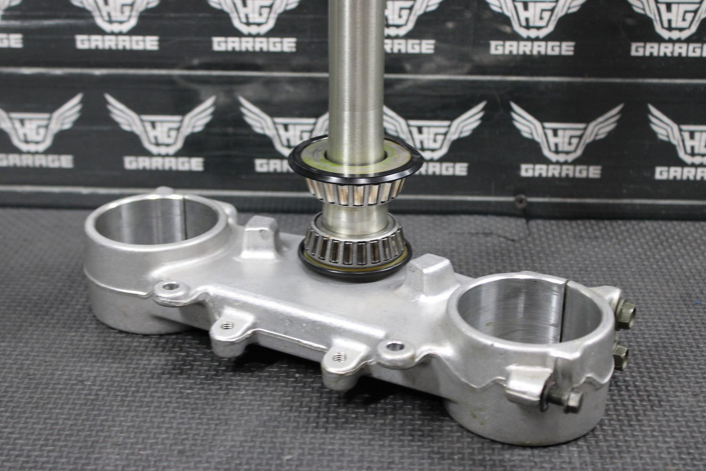2005 YAMAHA YZ450F OEM FRONT FORKS CLAMP LOWER TRIPLE TREE STEM 5XD - 23340 - M0 - 00 - hggarage