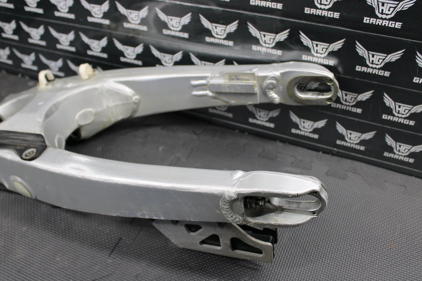 2002 YAMAHA YZ250F OEM SWINGARM SWING ARM SUSPENSION 5NY - 22110 - 00 - 00 - hggarage
