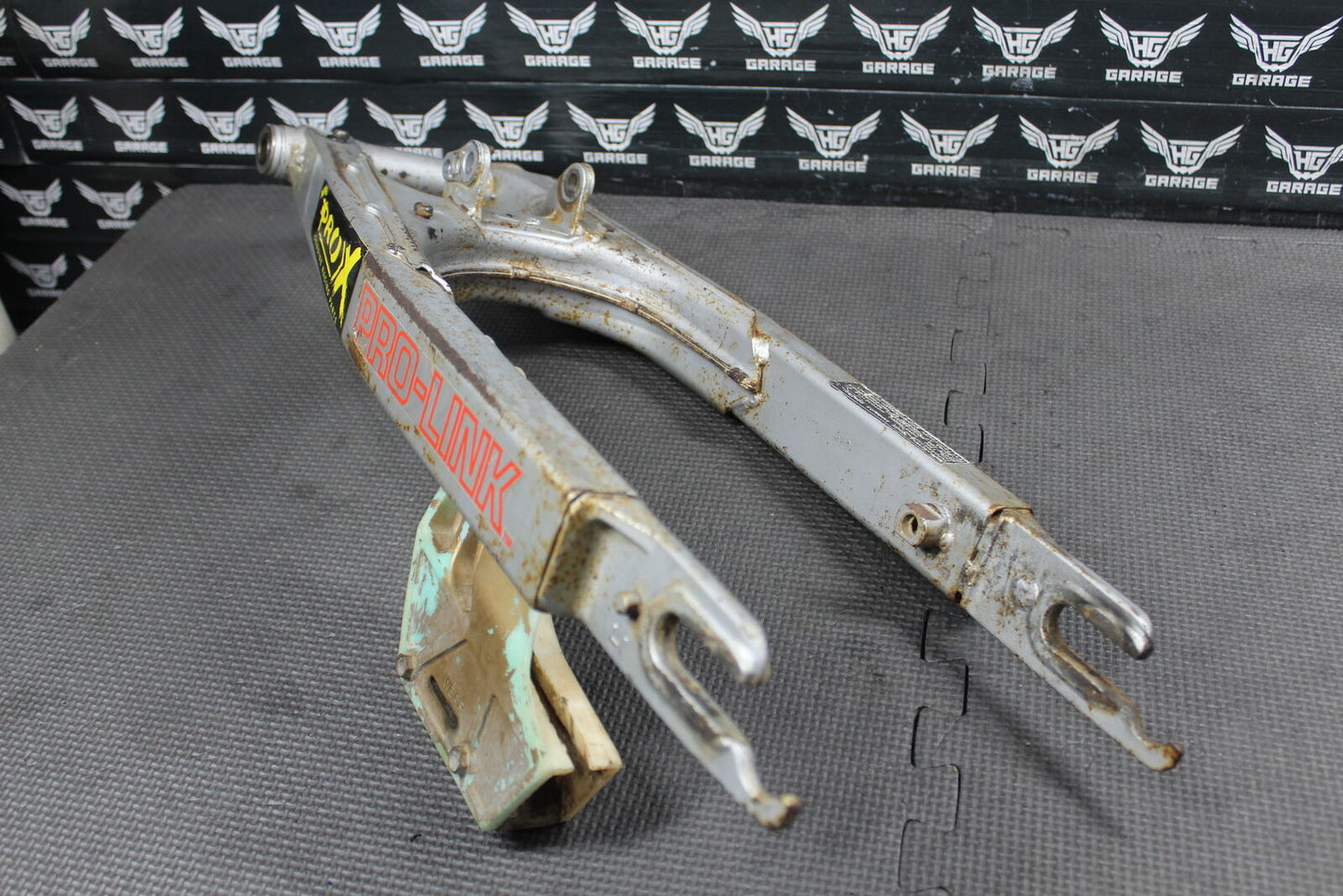 1990 HONDA XR200R OEM SWINGARM SWING ARM SUSPENSION 52100-KT0-830