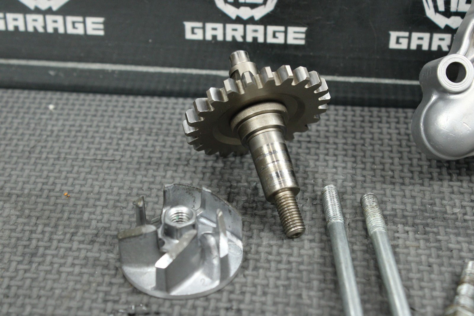 2000 97 - 04 HONDA CR125R OEM ENGINE WATER PUMP W HOUSING 19221 - KZ4 - B00 GOOD! - hggarage